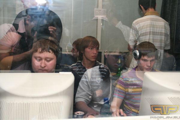 Внимательно присмотревшись, вы увидите на стекле отражение фотографа