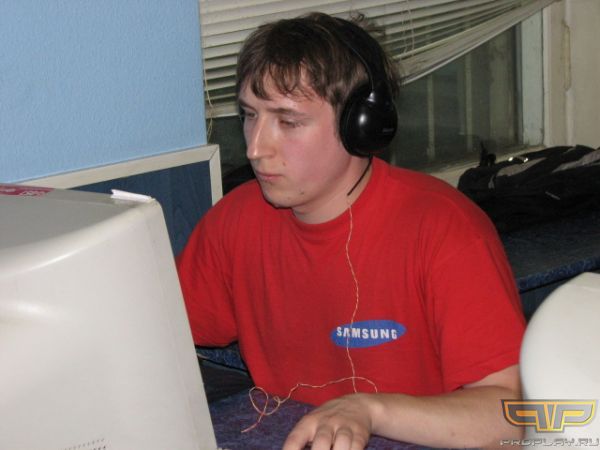 Under... когда-то играл в старкрафт, потом в 2003 году занял 1 место на российском финале, потом 2-е место в 2005 по Warhammer'y, а еще он играет в Варкрафт.
