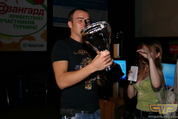 Почетное право вручить кубок взял на себя MadFan, чемпион WCG 2002.