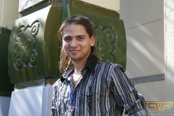 Брюс на входе, настроен позитивно